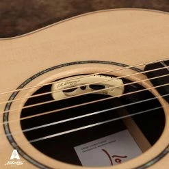 Lowden Stage Edition 32-SE Cutaway Electro-Acoustic Guitar 23 Lowden Stage Edition 32-SE Cutaway Electro-Acoustic Guitar -Professional Guitar Store 474927 2499120281429