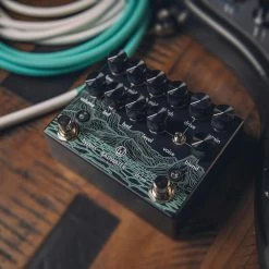 Walrus Audio Badwater Bass Preamp & D.I. Pedal -Professional Guitar Store 510412 Walrus Audio Badwater Lifestyle Angle